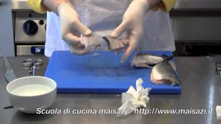 Corsi di cucina Sfilettare spinare e spellare un pesce rotondo branzino [upl. by Ennaer]