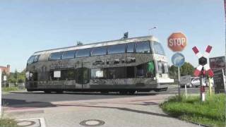 Bahnübergang quotB184  Albrechtstraßequot Dessau  DoppelstockSchienenbus der DWE [upl. by Brittne932]