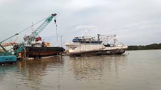 Proses Kapal Naik Dock di Galangan Menggunakan Balon [upl. by Normand642]