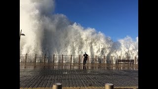 Paseo Nuevo San Sebastian Donostia 17 enero 2018 grandes olas [upl. by Aneelahs]