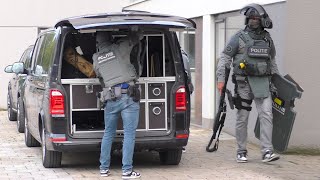 Arrestatieteam Dienst Speciale Interventies houdt man aan in woning na schietpartij in Middelburg [upl. by Rednael]