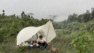 Solo Camping Di Hutan Saat Hujan Lebat • Hujan Berkemah Banjir Api Unggun [upl. by Simson]