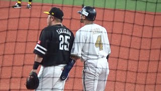 オリックス森友哉選手、ソフトバンク山川穂高選手のお尻を４度叩く【2024329 オリックス vs 福岡ソフトバンク １回戦 ＠京セラドーム大阪】 [upl. by Yenahpets]