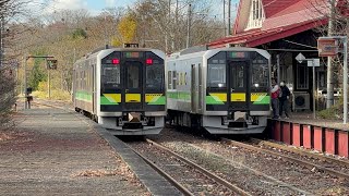 晩秋の川湯温泉駅で列車交換する釧路行き普通列車4723Dと網走行き普通列車4726D［JR北海道釧網本線］ JR北海道 釧網本線 H100系 普通列車 発着 鉄道 [upl. by Aphrodite]