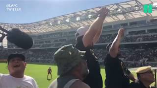 Will Ferrell met le feu au stade en lançant les chants de supporters de son équipe de football [upl. by Kcajyllib]