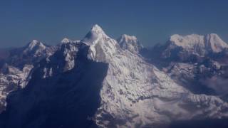 NepalFlug mit Buddha Air entlang der Himalaya Riesen [upl. by Assirol]