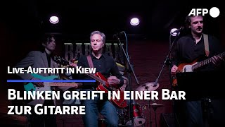 LiveAuftritt in Bar in Kiew Blinken greift zur Gitarre  AFP [upl. by Evars]