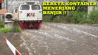 Kereta Api Kontainer Menerobos Banjir Diperlintasan KA JPL 11C Sunter Jakarta Utara [upl. by Hakaber]