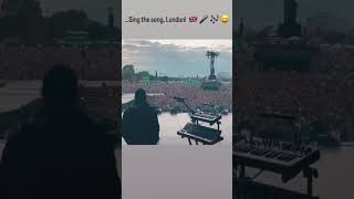 London blinks singing while waiting for blackpink 🤯blackpink hydeparklondon [upl. by Aehsan]