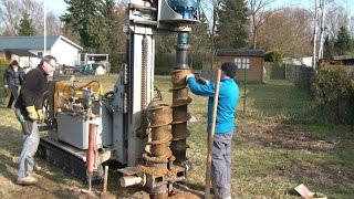 Brunnen bohren mit fahrbarer Bohrmaschine Teil 1 portable water well drilling machine in action [upl. by Eleets]