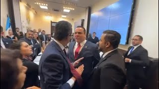 Tensión gritos y forcejeos previo a la juramentación de los nuevos diputados en el Congreso [upl. by Nossah380]