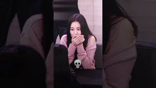 JISOO SHOW HER RING😅🙈 [upl. by Adilem]