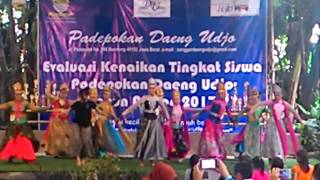 Mojang Priangan  Tari Jaipong Angklung Udjo [upl. by Lenoj]