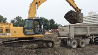 Mighty Wheels Excavator loads a dump truck with dirt  Bulldozer moves dirt by DisneyToysReview [upl. by Doti486]