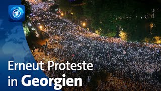 Erneut Massenproteste gegen geplantes Gesetz in Georgien [upl. by Adnilemreh]