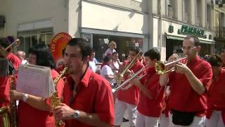 Les TroubleFêtes à la Feria de Casteljaloux 2011 quotArrantzaleakquot [upl. by Annayr]