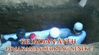 VIDEO KEJADIAN ANEH quotPEMAKAMAN SEORANG NENEKquot KEJADIAN ANEH TAPI NYATA DI DUNIA [upl. by Susejedairam678]