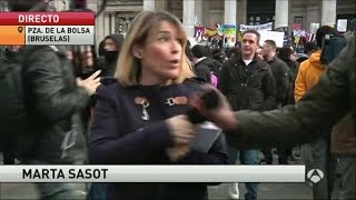 Una reportera de Antena 3 Noticias incordiada en directo por radicales ultras belgas [upl. by Larine]