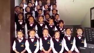 Niños de una escuela tibetana aprendiendo la Missa de angelis [upl. by Llewej]