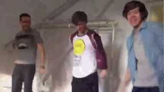 Liam Louis y Harry bailando Cmon Cmon [upl. by Nivanod]