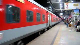 22822 BBS Rajdhani express ignores ALD Sampoorn kranti gets Chain pulling [upl. by Acilegna]