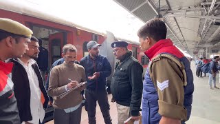 12652Tamil Nadu Sampark kranti Exp train चलती ट्रेन में मोबाइल चोर को पकड़ा [upl. by Eiramesor197]