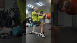 Swing con kettlebell en persona con paraplejia [upl. by Annawad]