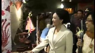 Chinese first lady Peng Liyuan visits Indonesian cultural organization in Jakarta [upl. by Ester]