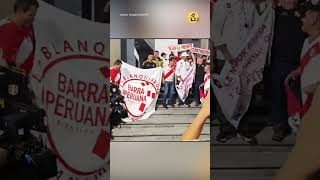 La selección peruana fue recibida con un gran banderazo rojiblanco en la previa del crucial partido [upl. by Eerak116]