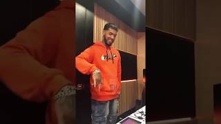 Anuel bailando Celoso en El Estudio [upl. by Refinnaj]