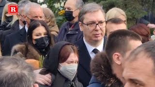 VUČIĆ GRLI UPLAKANU MILICU DANILO I MAJKA ZA KOVČEGOM  Muk na iznošenju kovčega Ksenije Vučić [upl. by Terris]