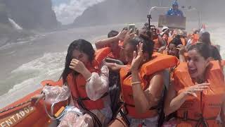 Barco debajo de las Cataratas de Iguazu [upl. by Notlek]