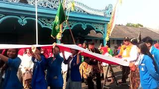 Gusti Mung Bentangkan Merah Putih 1000 Meter Kelilingi Keraton [upl. by Nnayhs]