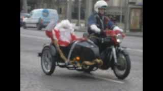 Père Noel escorté par la police sur les Champs Elysées 25122012 [upl. by Mohun]