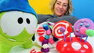 Spielzeugvideo für Kinder  Wir machen für Om Nom Bonbons und Lutscher [upl. by Nanreh]