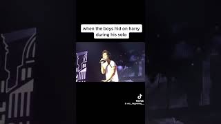 Bro didnt even notice js playing w the balloon🤣harrystyles onedirection funny louistomlinson [upl. by Emmuela]