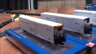 Review Walthers Mainline 72 Modern Refrigerator Boxcars BNSF and UP [upl. by Jo Ann997]