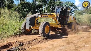 PATROL NA LIMPEZA DE RUASMotoniveladoraPatrolaRoad GraderMotor GraderNiveleuse GD655 Komatsu [upl. by Eteragram]