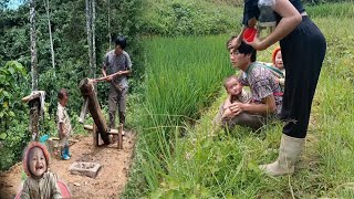 A kind woman helps a father and his children make a rice milllydaica [upl. by Nannerb]