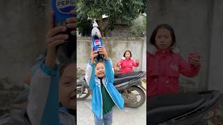 Em Bé Đố Các Bạn Biết Nước CocaCola Ngon Hơn Hay Pepsi Hay Rồng Đỏ Ngon Hơn [upl. by Miko]