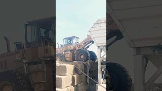 how to load with pay loaders 🚀🚀 Amazing load with payloaders shorts automobile excavator viral [upl. by Marala]