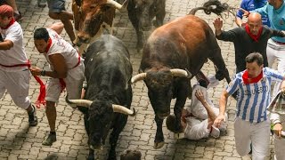 Segundo encierro San Fermín 2015  Toro aplasta la cabeza a corredor [upl. by Adolphe]