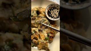 Korean scallion pancakes Pajeon 파전 koreanfoodlover koreanfood pajeon foodblogger ytshorts [upl. by Niamrahc]