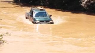 L200 triton Savana atravessando rio [upl. by Alakam]