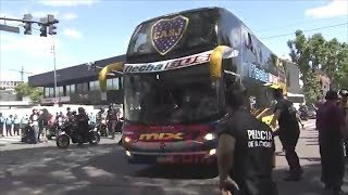 ¡Escándalo Atacan el autobús de Boca Juniors con piedras y gas pimienta a su llegada al Monumental [upl. by Eonak]