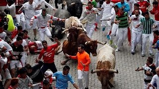 Pampelune célèbre pour son festival à haut risque le lâcher taureaux [upl. by Iveksarap]