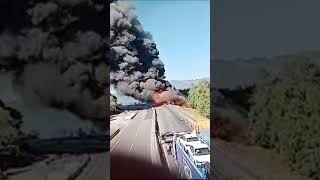 H Cuerpo de Bomberos y la DGAAE atienden un incendio de pipa q volco en la autopista PeroteXalapa [upl. by Eenaej613]