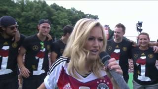 Helene Fischer singt quotAtemlos durch die Nachtquot am Brandenburger Tor WM 2014 FEIER in HD [upl. by Sillig]