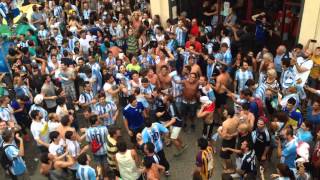 Argentina Mundial 2014 Veni Veni Canta conmigo Ovella negra Barcelona IMPRESIONANTE [upl. by Nylatsyrk]