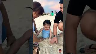 ADEK KOK DI TINGGAL DI PASIR PANTAI SIH MA PA ⁉️shorts dubbing funny [upl. by Oram]